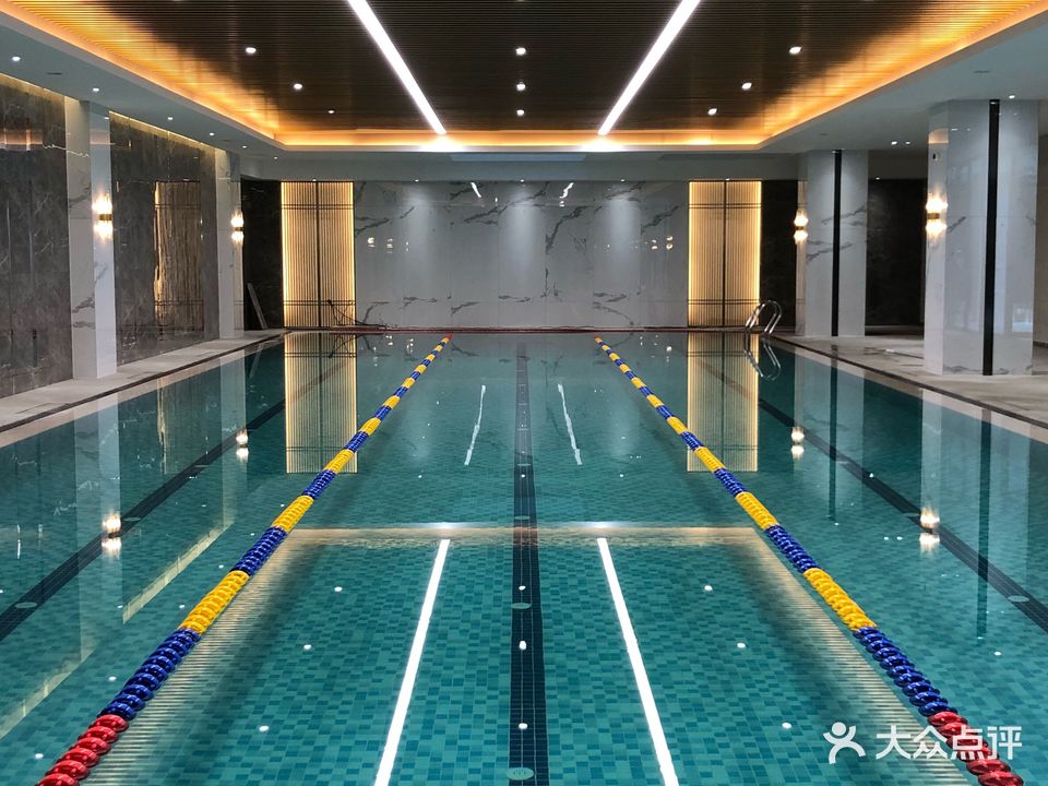 布鲁斯室内恒温游泳健身