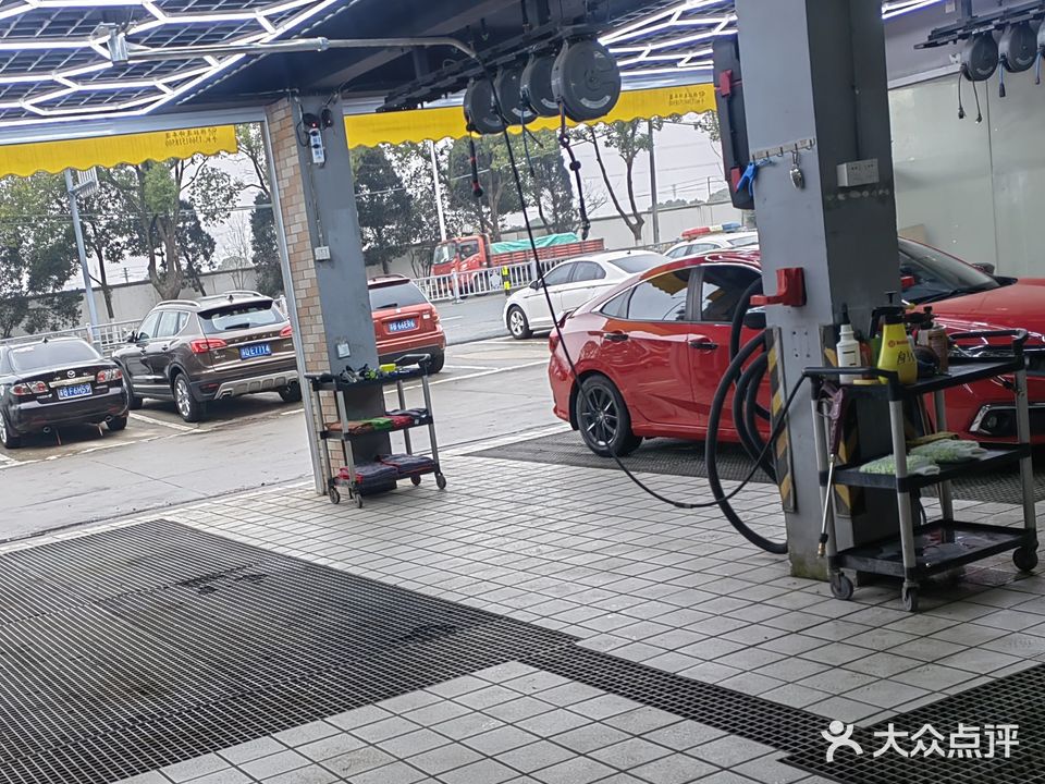 震禾汽修道路救援拖车补胎搭电送油汽修厂