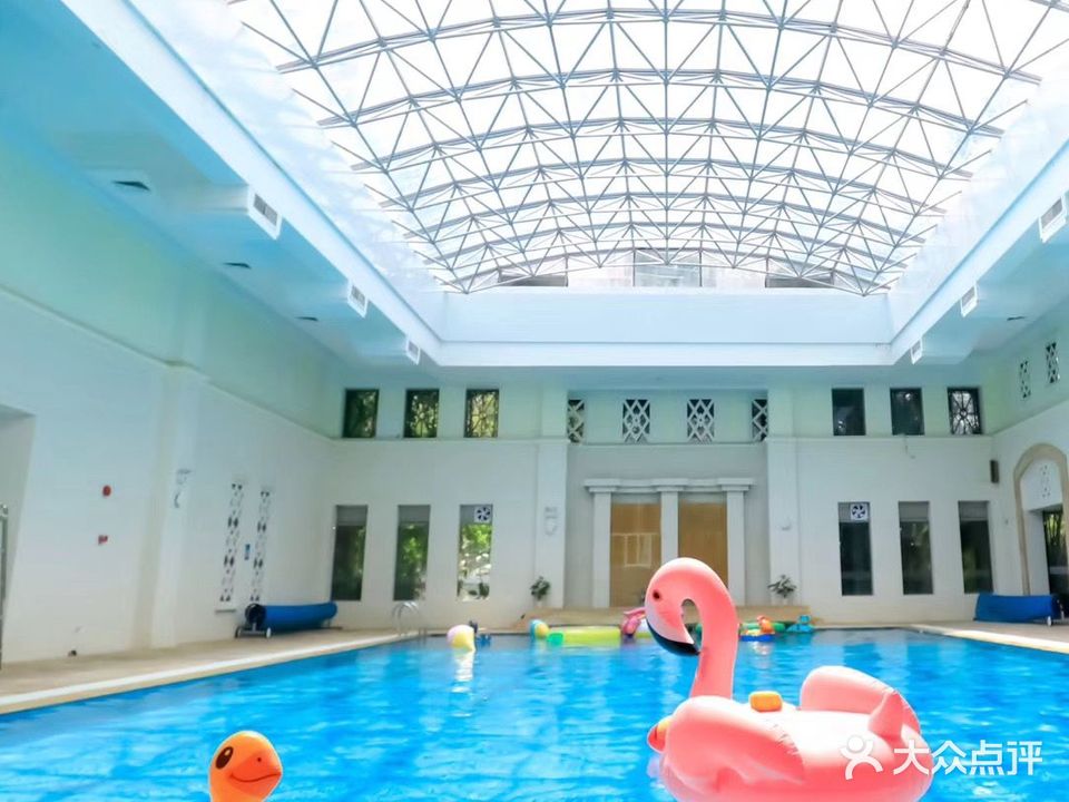 蓝海豚体育·东海花园恒温游泳馆