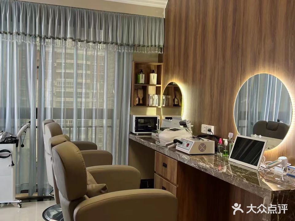 指彩美甲彩妆会馆(龙腾大厦店)