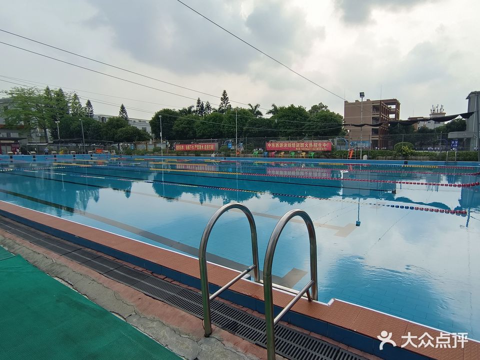 中东西游泳场