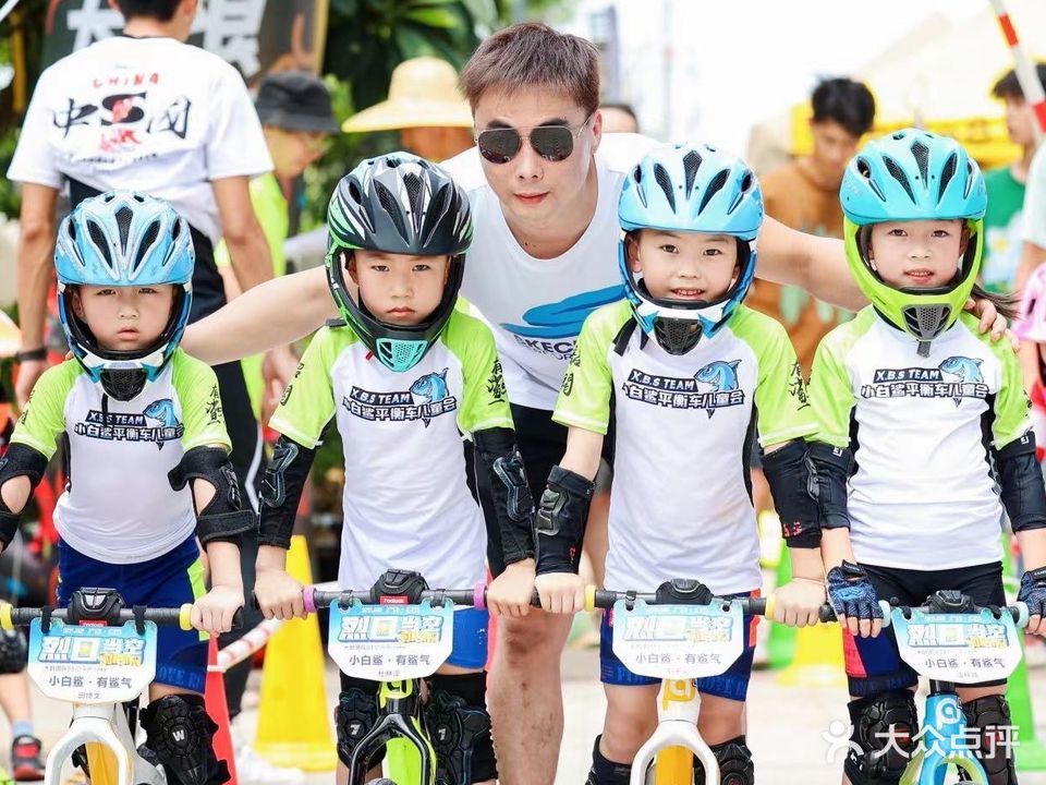 小白鲨平衡车儿童会