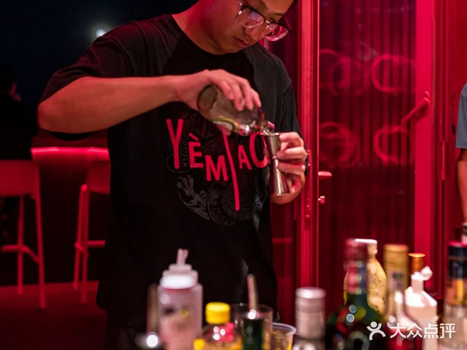 夜庙沙滩艺术酒吧