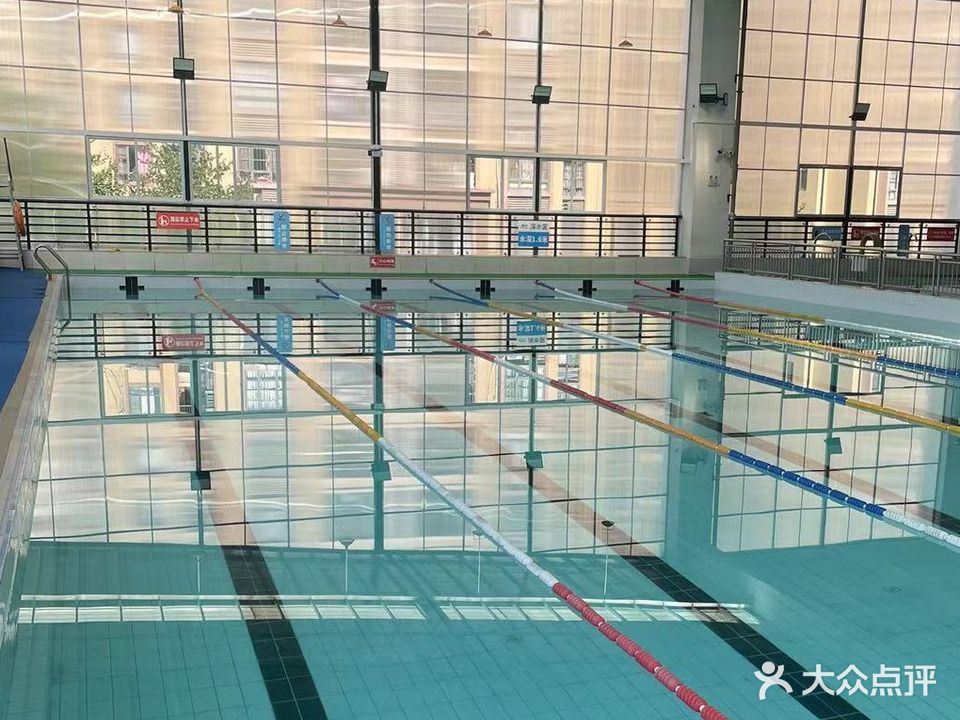 健港恒温游泳馆