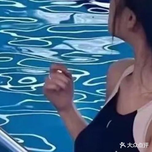 红日江景游泳池