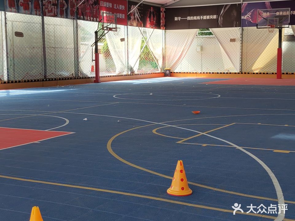 星战篮球馆(三堤口校区)