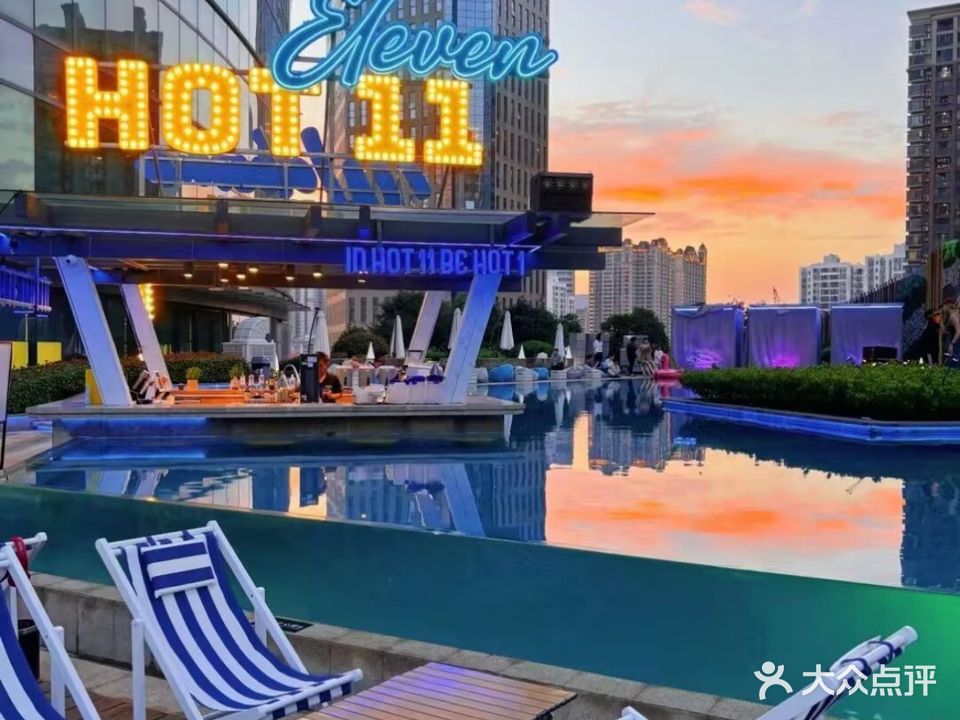 HOT11天空泳池营地·派对团建轰趴(武汉K11Select店)