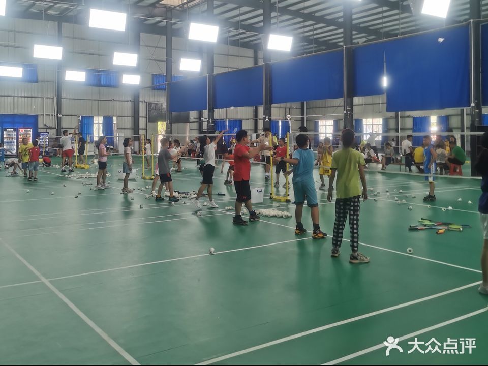 湛龙篮球·羽毛球馆
