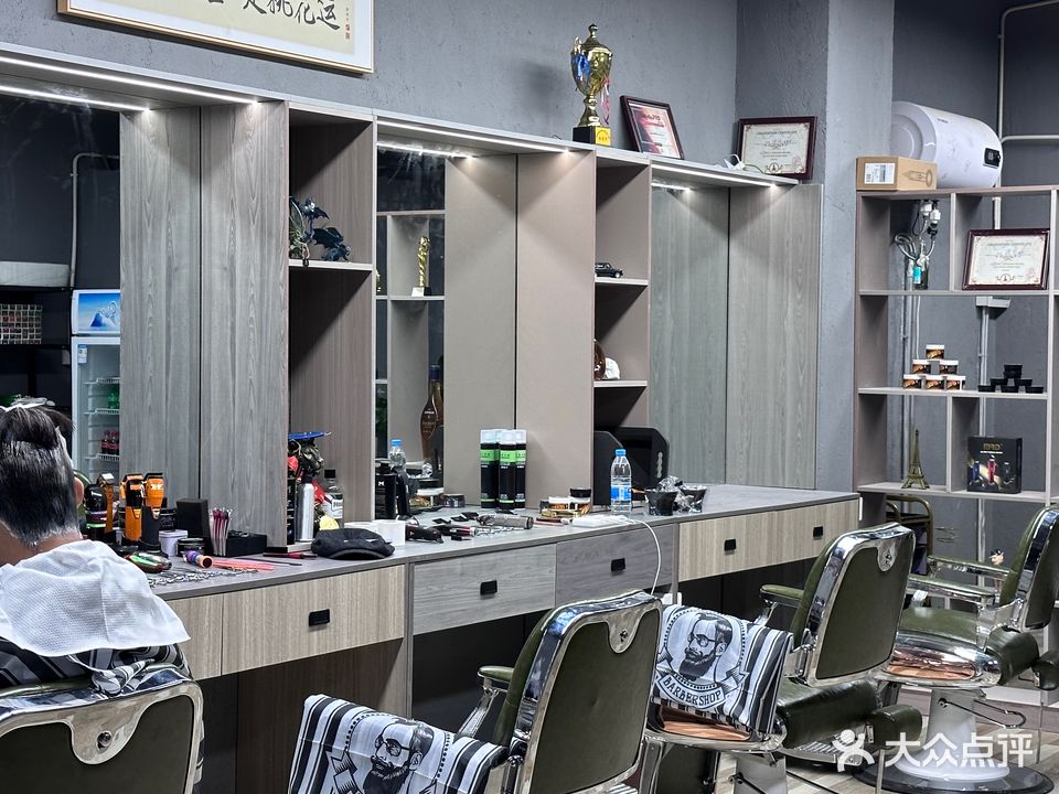 八号公馆男士理发馆(万龙城商业小区店)