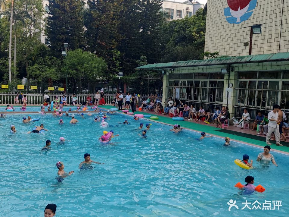 荣和新城一二期游泳池