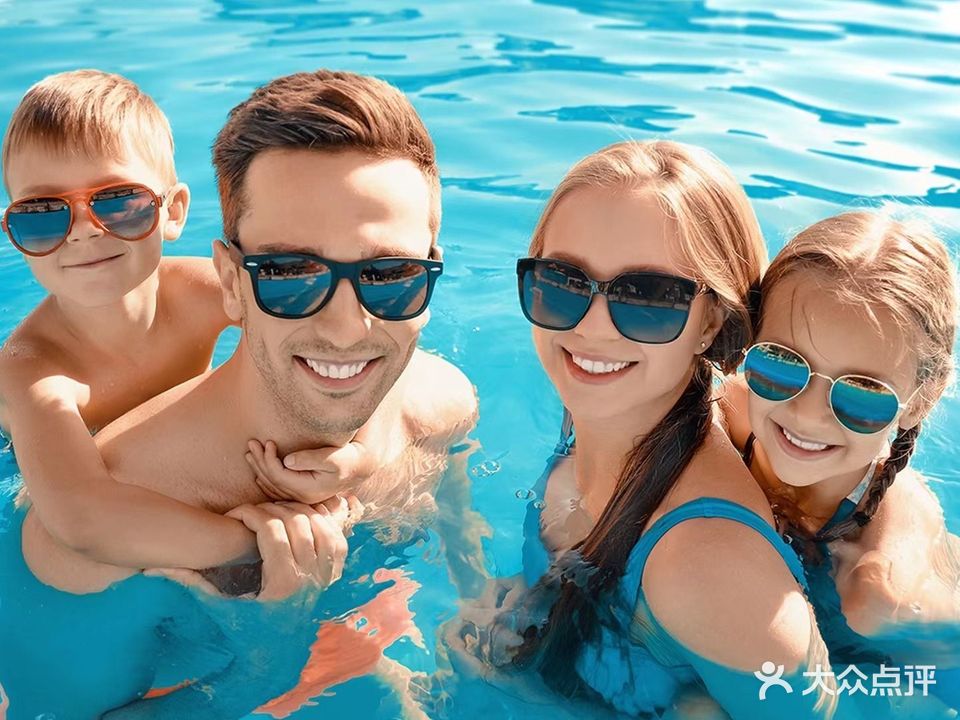 蓝鲸鲨游泳馆(大沥商业步行街店)