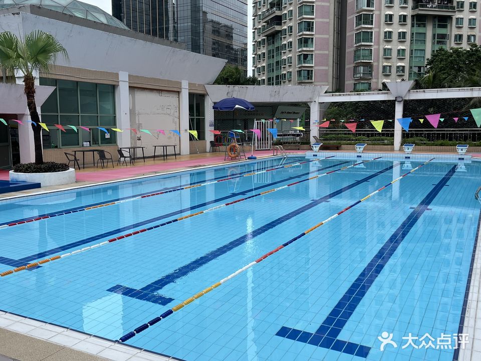 蓝海豚体育·东海花园一期游泳池