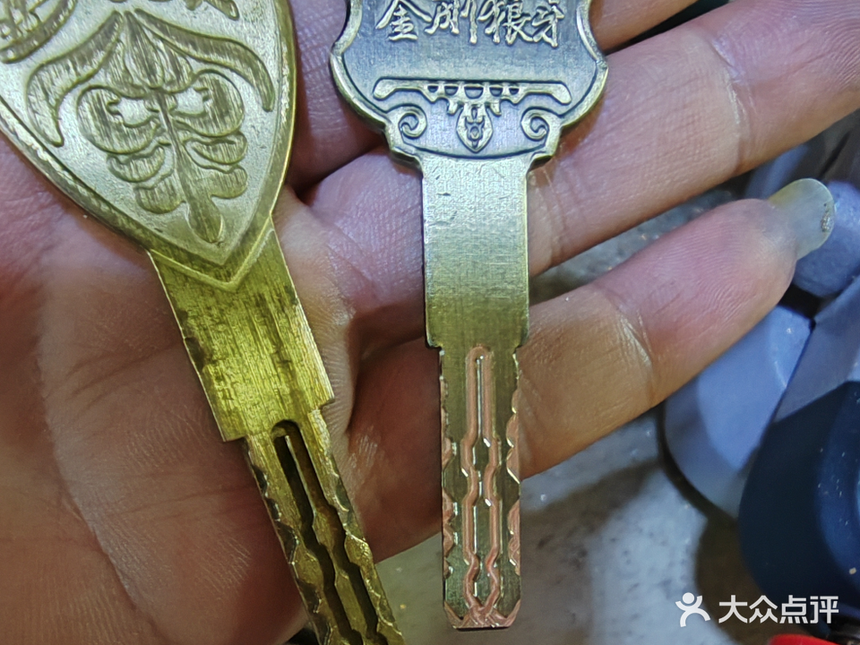 开锁换锁配钥匙刻章通下水(红波青岛第十分店)